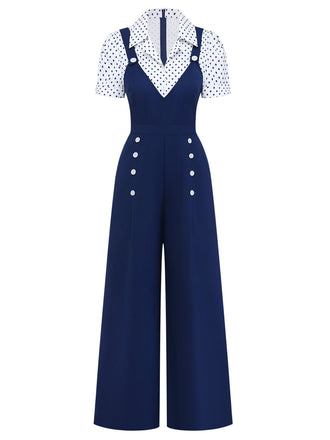 Marineblauer Jumpsuit mit weißen Knöpfen auf weißem Hintergrund