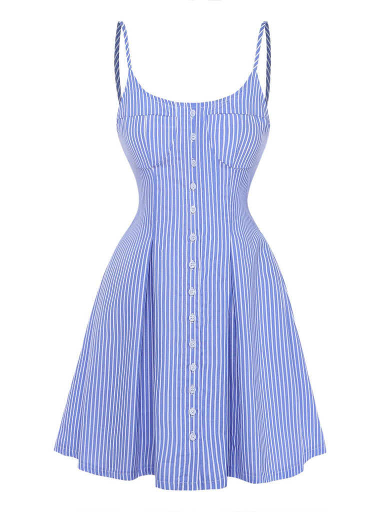 Blau-weiß gestreiftes Kleid mit Knopfdetails auf weißem Hintergrund