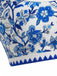 Nahaufnahme des aufwendigen blau-weißen Blumenmusters mit besonderem Fokus auf die marineblauen, gewellten Randdetails.