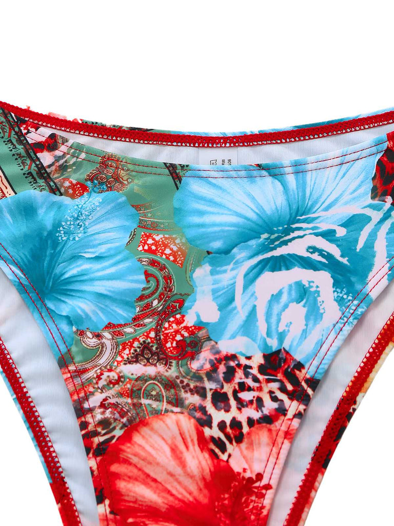 Detailaufnahme des Bikinihöschenbundes mit einem leuchtend blauen Hibiskusblütenmuster.