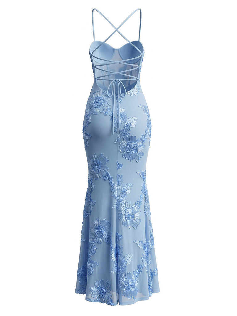 Rückansicht des hellblauen Spitzenkleides, die das elegante, überkreuzte Trägerdesign und die bodenlange Meerjungfrauen-Silhouette zeigt.