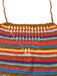 Nahaufnahme des aufwendigen Strickmusters und der Befestigung des Neckholder-Trägers am mehrfarbig gestreiften Häkeltop.