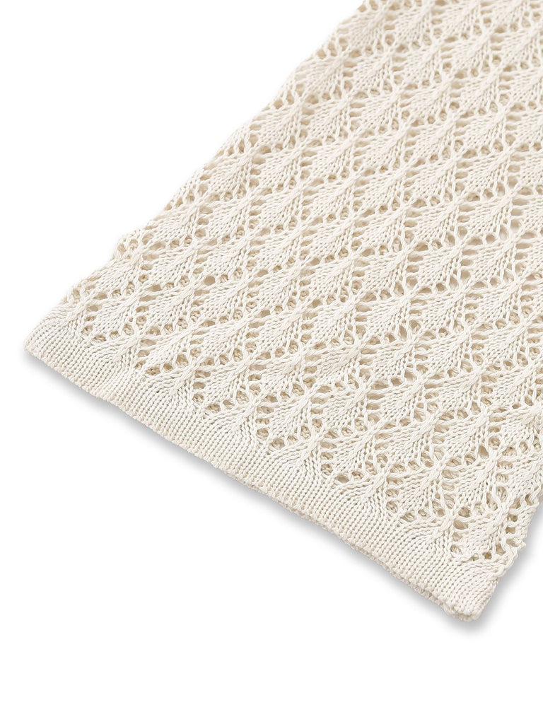 Detailansicht der ausgestellten Glockenärmel eines cremefarbenen, gehäkelten Strandkleides im Boho-Stil.