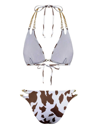 Rückansicht des braun-weißen Bikinis mit Kuhmuster und goldenen Kettenverzierungen.