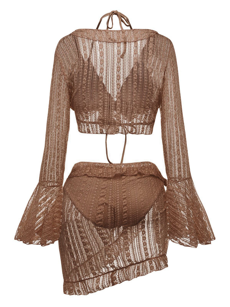 Ein dreiteiliges Bikini-Set mit einem passenden, schokoladenbraunen Strandkleid aus Spitze mit Glockenärmeln.