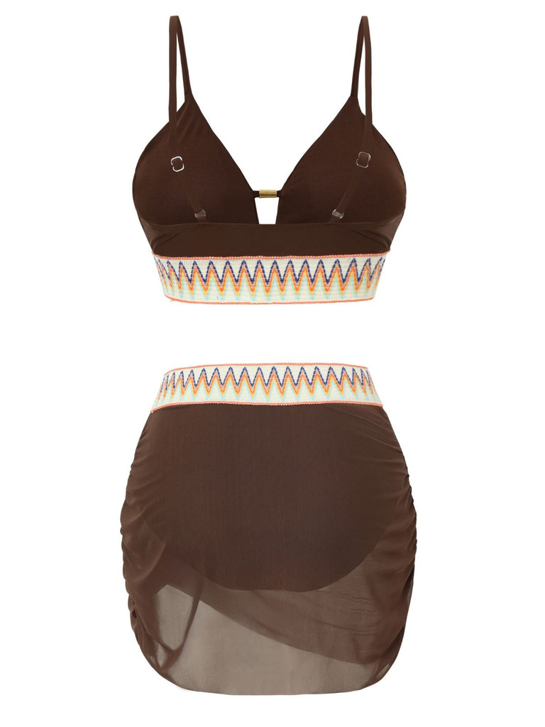 Schwarzes Bikini-Set mit farbigem Bund auf weißem Hintergrund