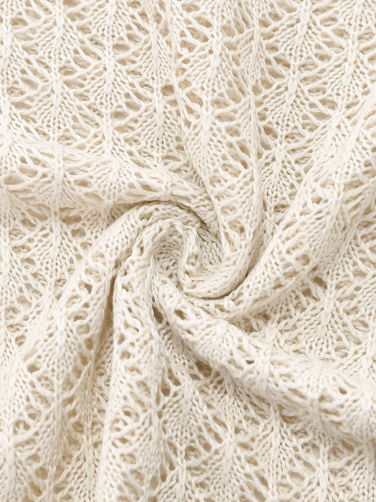 Makroaufnahme des aufwendigen Strickmusters und der atmungsaktiven Stoffstruktur des gehäkelten Strandkleides.