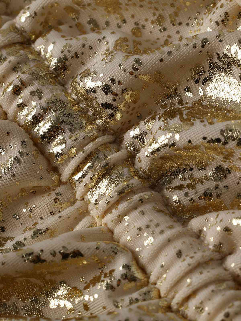 Nahaufnahme von gold-weißem, strukturiertem Stoff