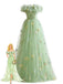 Grünes Abendkleid mit Blumenmuster, das von einem Model vor weißem Hintergrund getragen wird