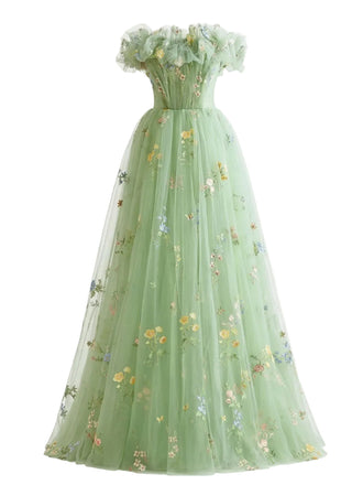 Grünes Blumenkleid auf weißem Hintergrund