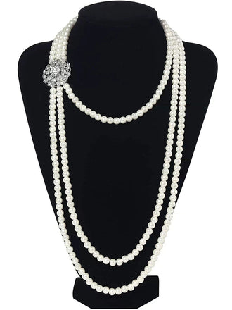 Eine lange, mehrsträngige Perlenkette im Stil von „Der große Gatsby“, die an einer schwarzen Schaufensterpuppe präsentiert wird und ihren eleganten Fall hervorhebt.