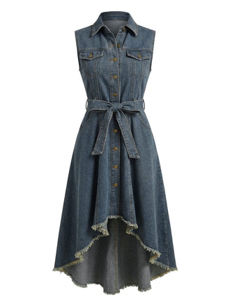 Jeanskleid mit Gürtel auf weißem Hintergrund
