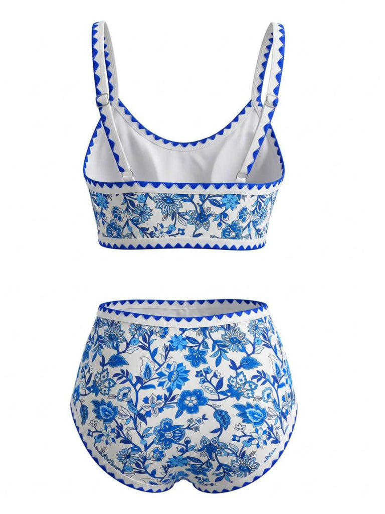 Rückansicht des blauen, geblümten Bikini-Sets mit hohem Bund, bei dem das Höschen die volle Bedeckung bietet und das Oberteil einen tiefen Rückenausschnitt hat.