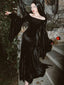 Schwarzes 30er Samtkleid im Wednesday-Morticia-Look mit Trompetenärmeln