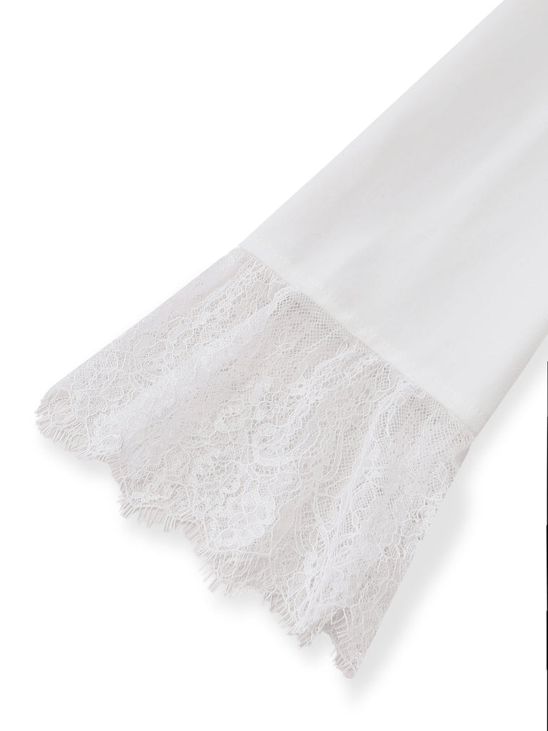 Detailaufnahme der aufwendigen weißen Blumen-Spitzenborte am Ärmelbündchen des Blazer-Kleides.