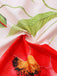 Makroaufnahme des hochauflösenden Drucks aus roter Blume und grünem Blatt auf weichem, glattem, weißem Stoff.