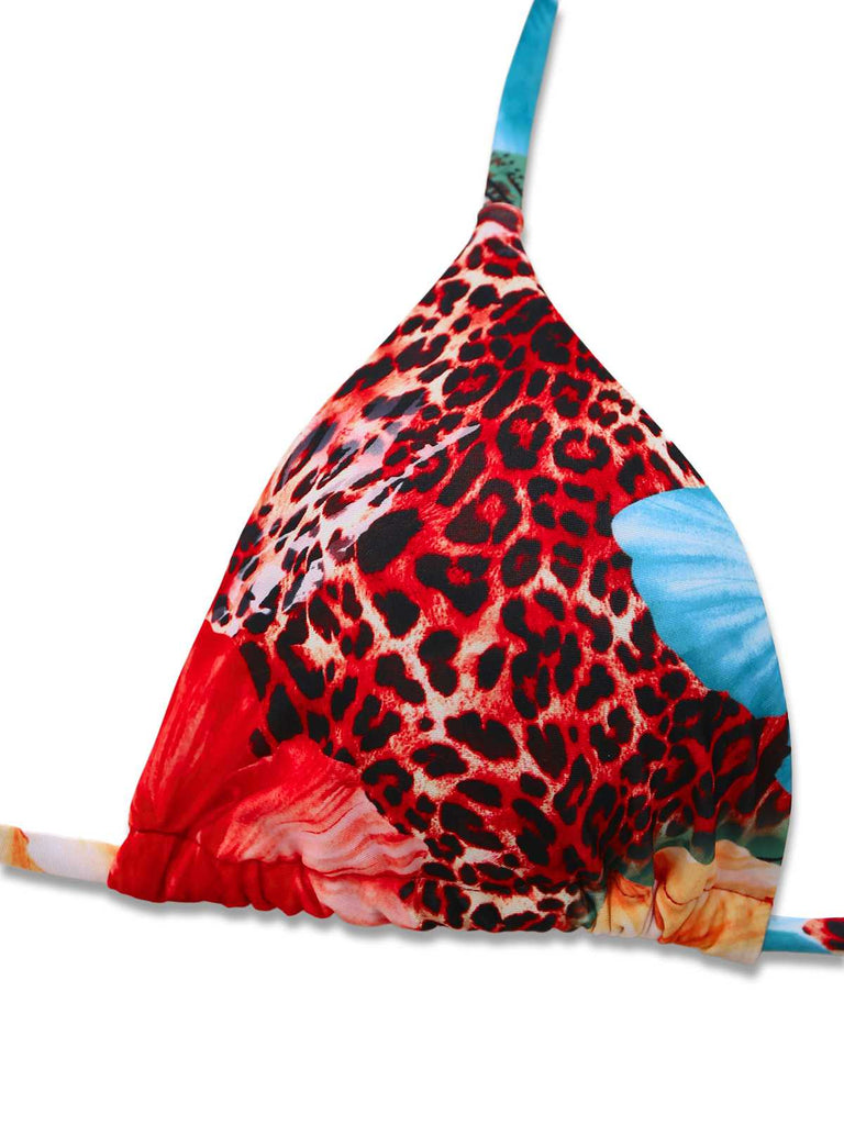 Makroaufnahme eines einzelnen Bikini-Cups, die die leuchtenden Farben und den detaillierten Aufdruck des Bademodenstoffs zeigt.