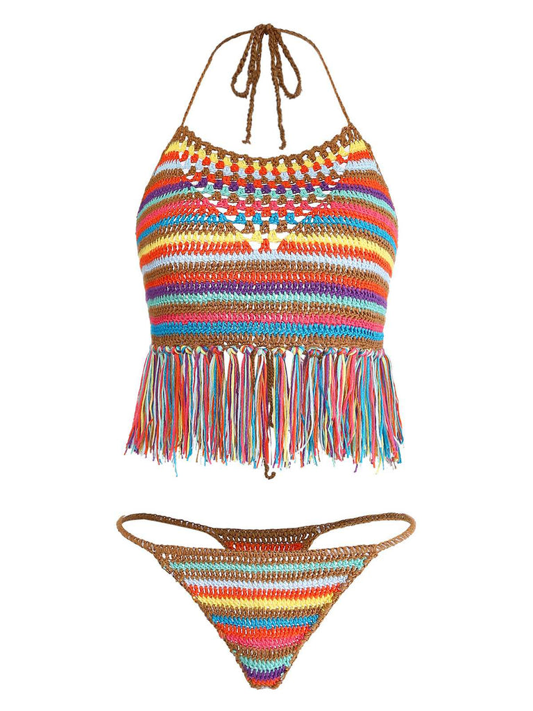 Vorderansicht des mehrfarbig gestreiften Häkel-Neckholder-Tops und des Bikinihöschens vor weißem Hintergrund.