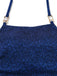 Nahaufnahme des quadratischen Ausschnitts und der goldfarbenen Beschläge auf dem schimmernden marineblauen Stoff.
