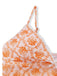 Weißes Bikini-Oberteil mit orangefarbenem Blumenmuster auf weißem Hintergrund