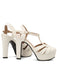 Ein Paar klassische weiße High-Heel-Sandalen mit einem stabilen Blockabsatz und einem bequemen T-Riemenverschluss.