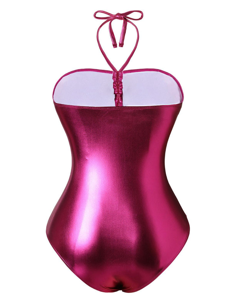 Glänzender rosa Badeanzug auf weißem Hintergrund