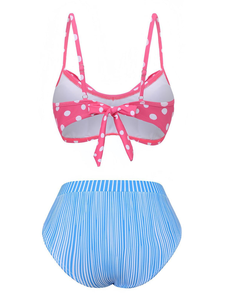 Rückansicht des Bikini-Sets, bei der der Bindebandverschluss des rosa gepunkteten Oberteils und die vollständige Bedeckung durch das gestreifte Höschen hervorgehoben werden.