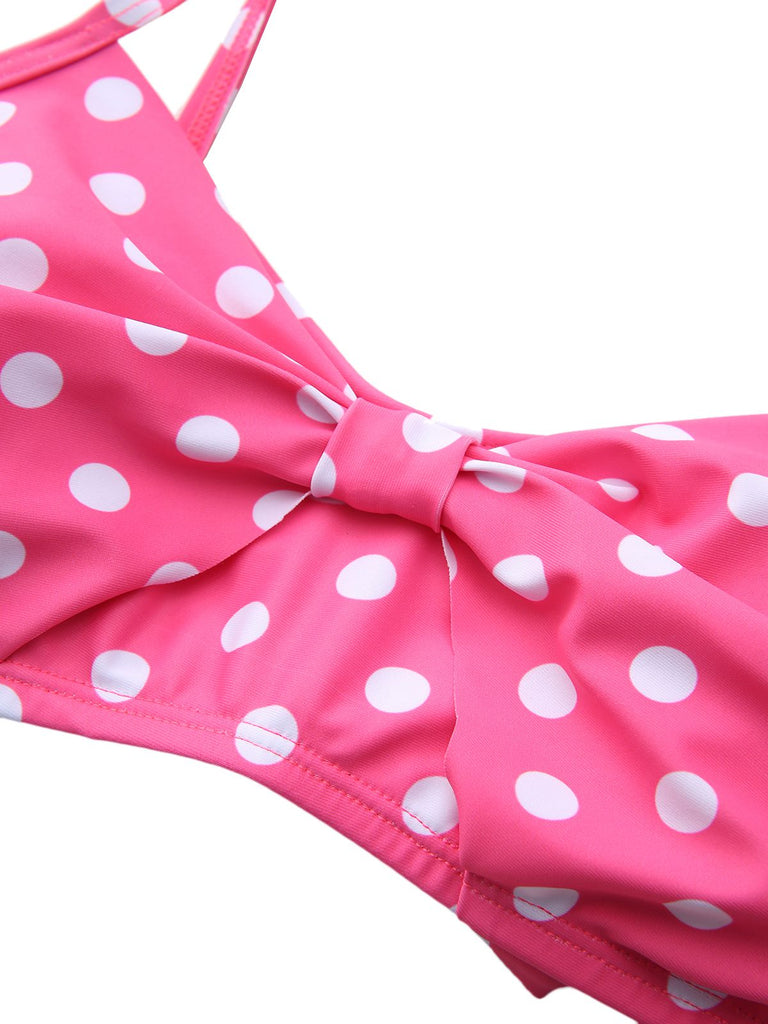 Eine Detailaufnahme des Innenfutters und der Kantennähte des rosa gepunkteten Bikini-Oberteils.