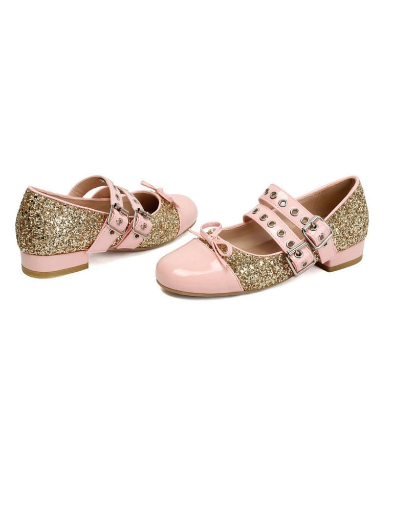 Ein Paar pink-goldene Glitzerschuhe auf weißem Hintergrund