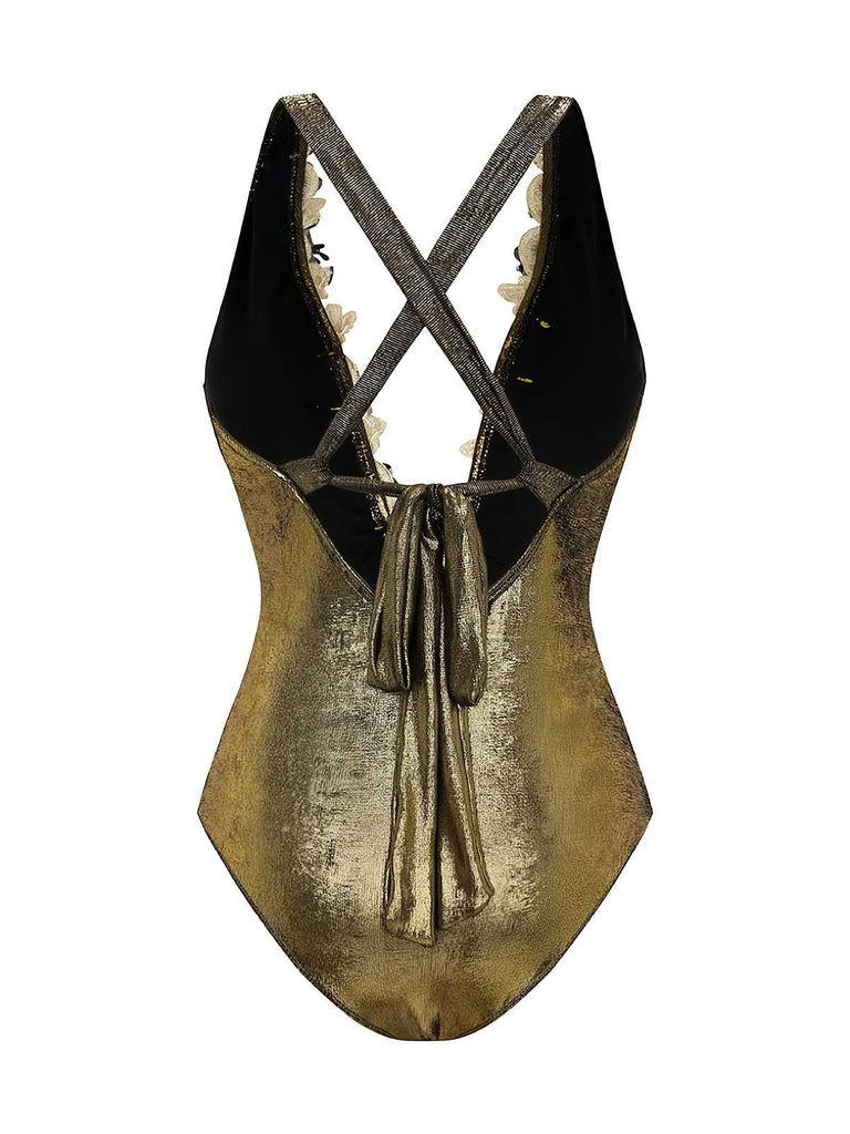 Rückansicht des goldenen Badeanzugs, die das elegante, trägerlose Rückendesign und den hochgeschnittenen Beinausschnitt zeigt.