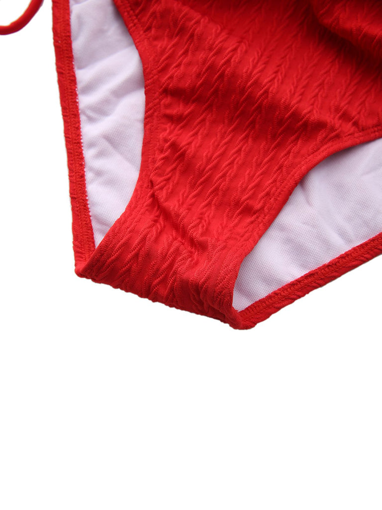 Rotes, strukturiertes Bikinihöschen auf weißem Hintergrund