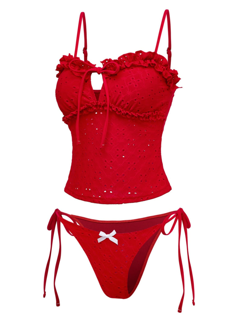 Rotes Bikini-Set mit Rüschendetails auf weißem Hintergrund