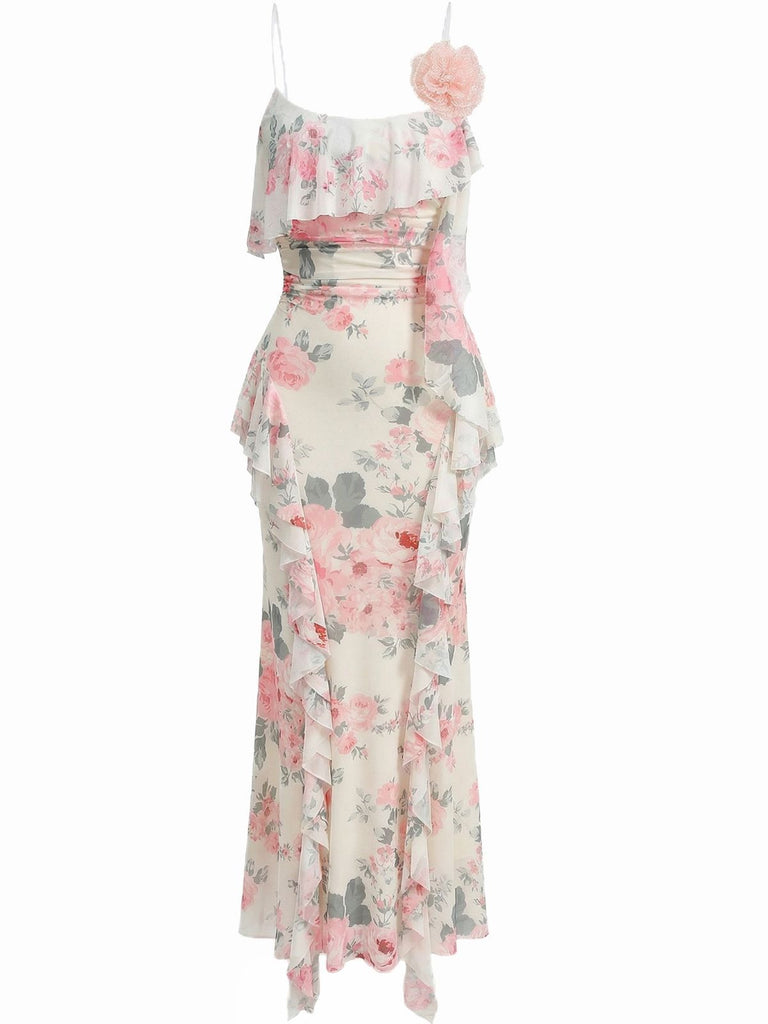 Studioansicht von vorn auf das geblümte Maxikleid, das den eleganten Rüschenbesatz und die schmale Silhouette hervorhebt.
