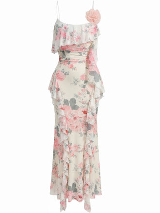 Studioansicht von vorn auf das geblümte Maxikleid, das den eleganten Rüschenbesatz und die schmale Silhouette hervorhebt.