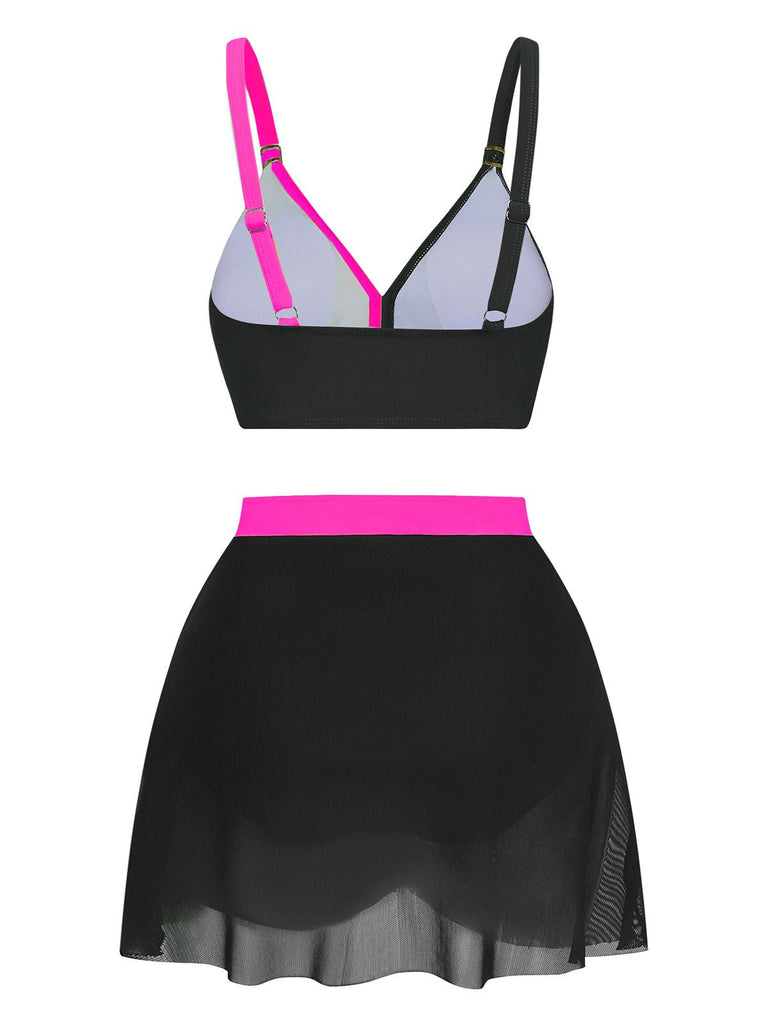 Schwarz-pinkes Bikini-Set mit transparentem schwarzem Rock auf weißem Hintergrund