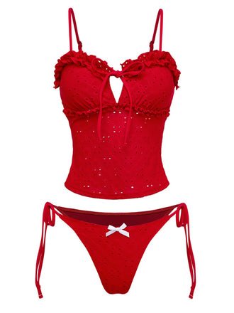 Retro-Tankini-Set in Rot mit aufwendiger Stickerei, femininen Rüschen und seitlichem Bindeband im klassischen 60er-Jahre-Stil – ideal für elegante Stunden am Pool.