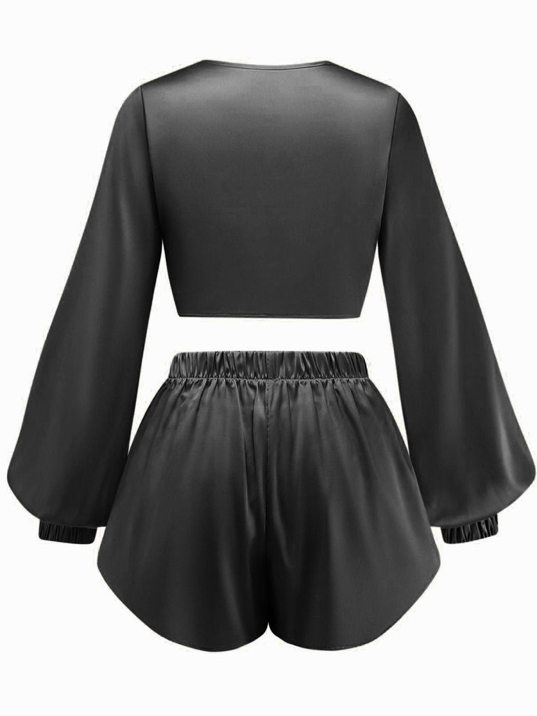 Das zweiteilige Set aus seidigem Satin mit Bindebändern vorne ist in klassischem Schwarz gehalten und sorgt für einen eleganten Lounge-Look.