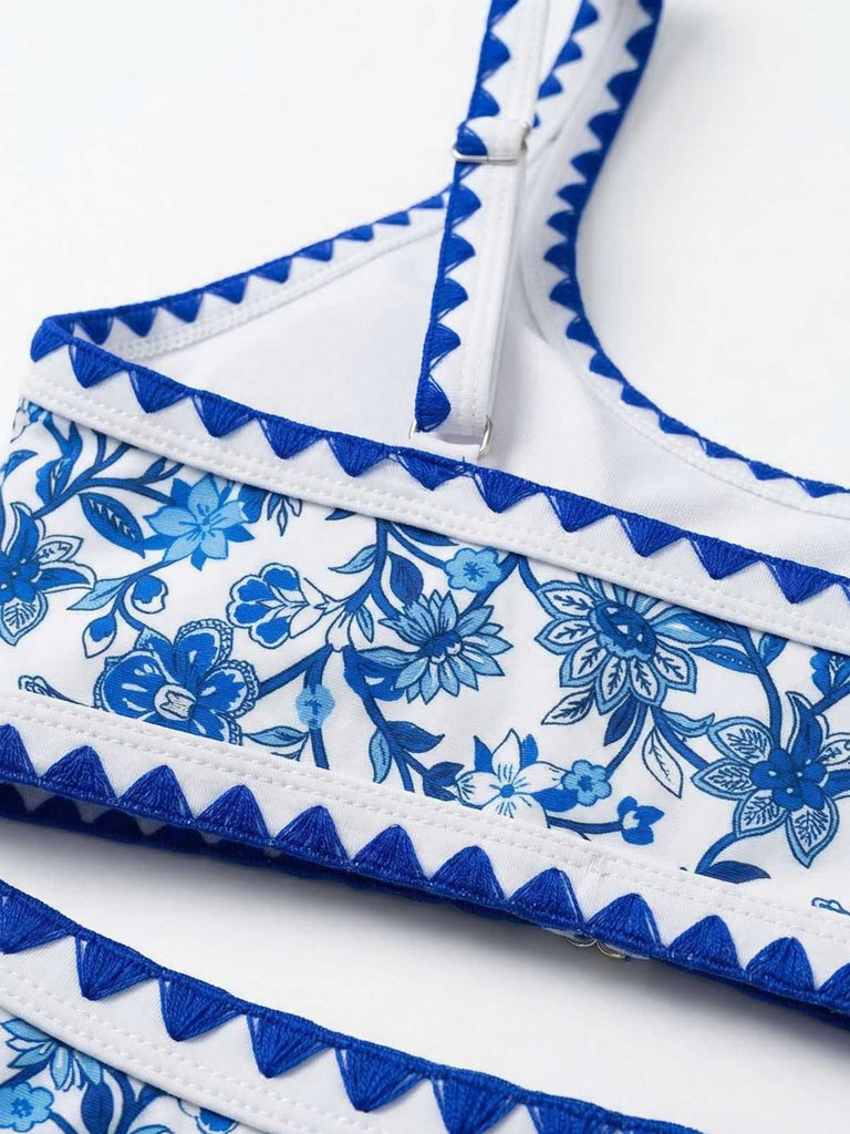 Detailansicht des Schulterträgers und des Ausschnitts des Bikini-Oberteils mit blauer, gewellter Zickzackborte.