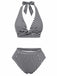 Schwarz-weiß gestreiftes Bikini-Set auf weißem Hintergrund