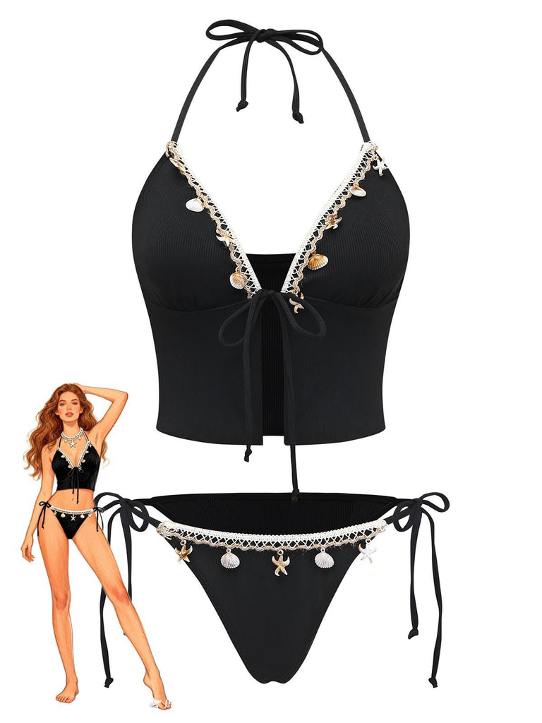 Schwarzes Bikini-Set mit dekorativen Elementen auf weißem Hintergrund