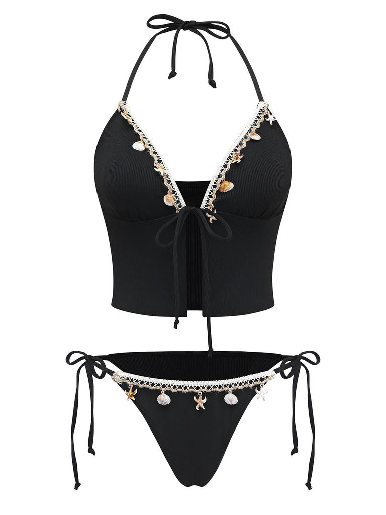 Schwarzes Bikini-Set mit dekorativen Elementen auf weißem Hintergrund