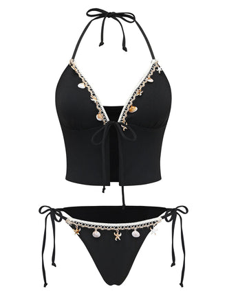 Schwarzes Bikini-Set mit dekorativen Elementen auf weißem Hintergrund
