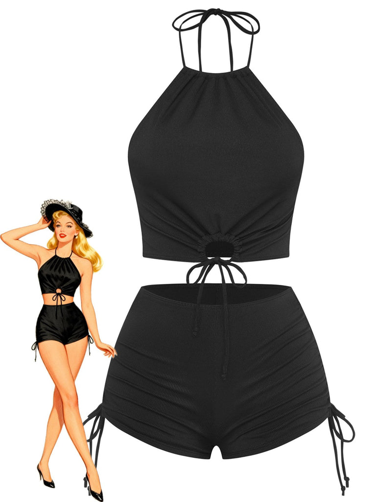 Stilvolles schwarzes Vintage-Neckholder-Bikini-Set mit Raffungen und Design im Stil der 1960er Jahre, perfekt für Strandurlaube und zum Entspannen am Pool.