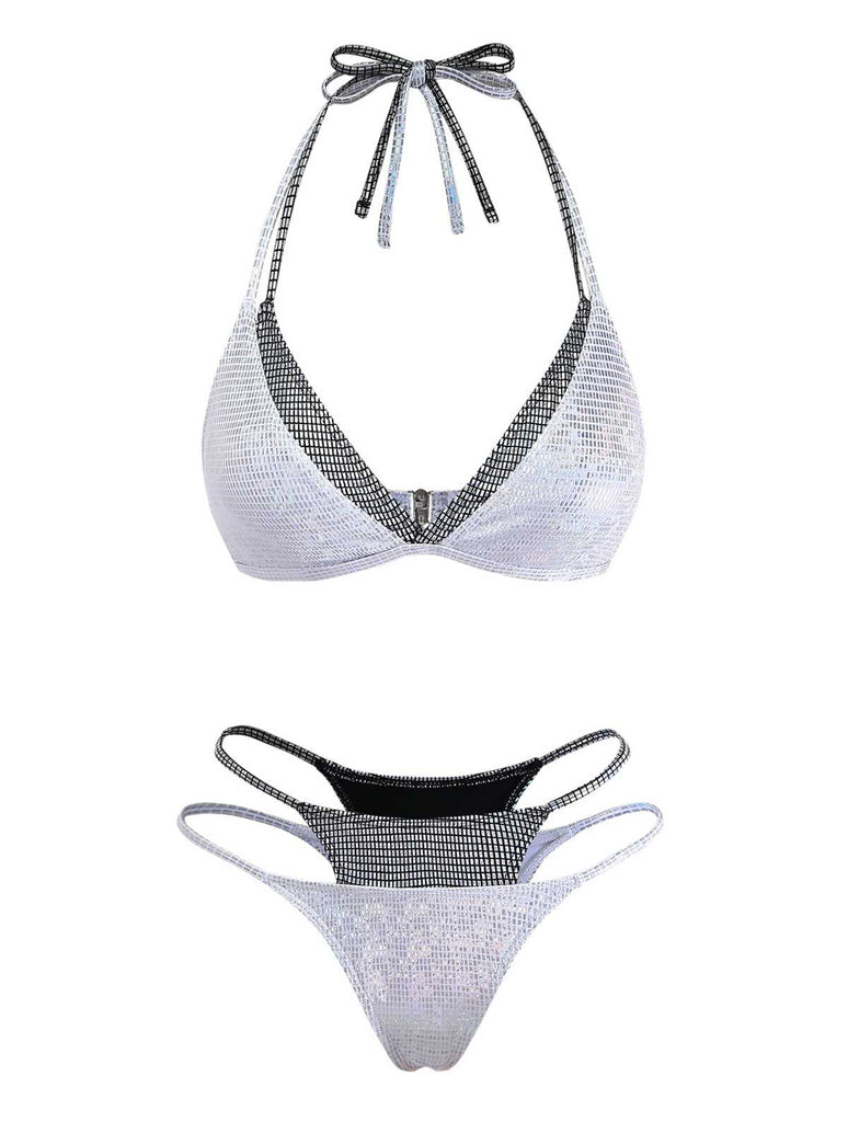 Ein zweiteiliges, silberfarbenes, schillerndes Bikini-Set mit Neckholder-Oberteil und Höschen mit doppelten Trägern und schwarzem Netzbesatz.