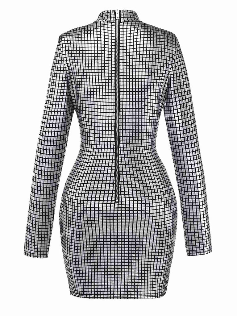 Silbernes, glitzerndes Minikleid im Stil der 1960er Jahre mit quadratischen Pailletten und Stehkragen – Rückansicht