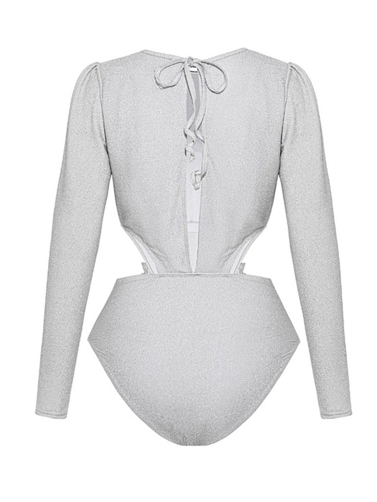 Rückansicht des silberglänzenden Bodysuits, die den eleganten Schnürverschluss und das offene Rückendesign hervorhebt.