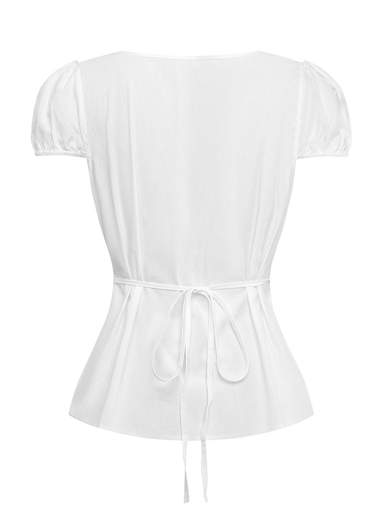 Rückansicht der weißen Retro-Bluse, die das schlichte Rückendesign und die elegante, taillierte Passform mit ausgestelltem Saum zeigt.