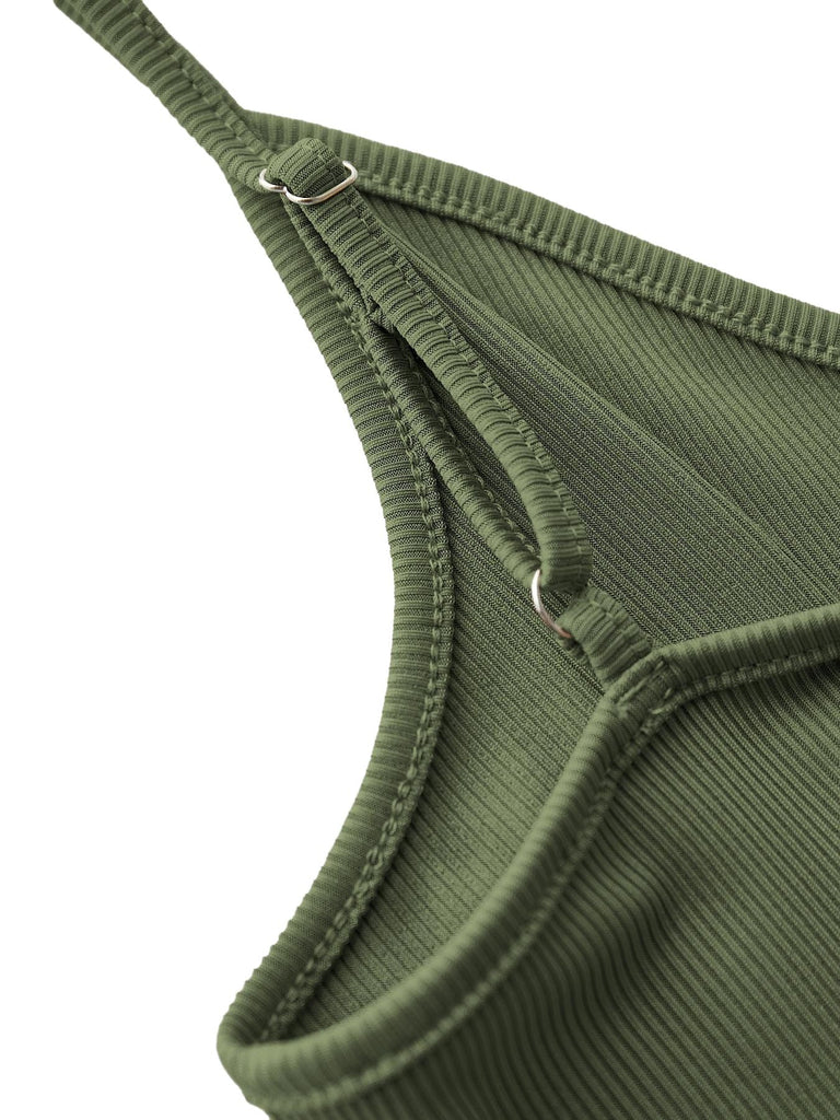 Detailaufnahme der verstellbaren Spaghettiträger und des gerafften Ausschnitts des Cami-Jumpsuits.