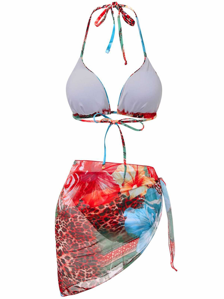 Rückansicht des Bikini-Sets, die die weiß gefütterten Dreieckskörbchen und den dazu passenden, transparenten Sarong mit seitlicher Bindung zeigt.