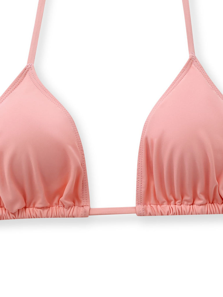 Eine Detailansicht des schlichten rosa Triangel-Bikini-Oberteils, das im 3-teiligen Set enthalten ist.
